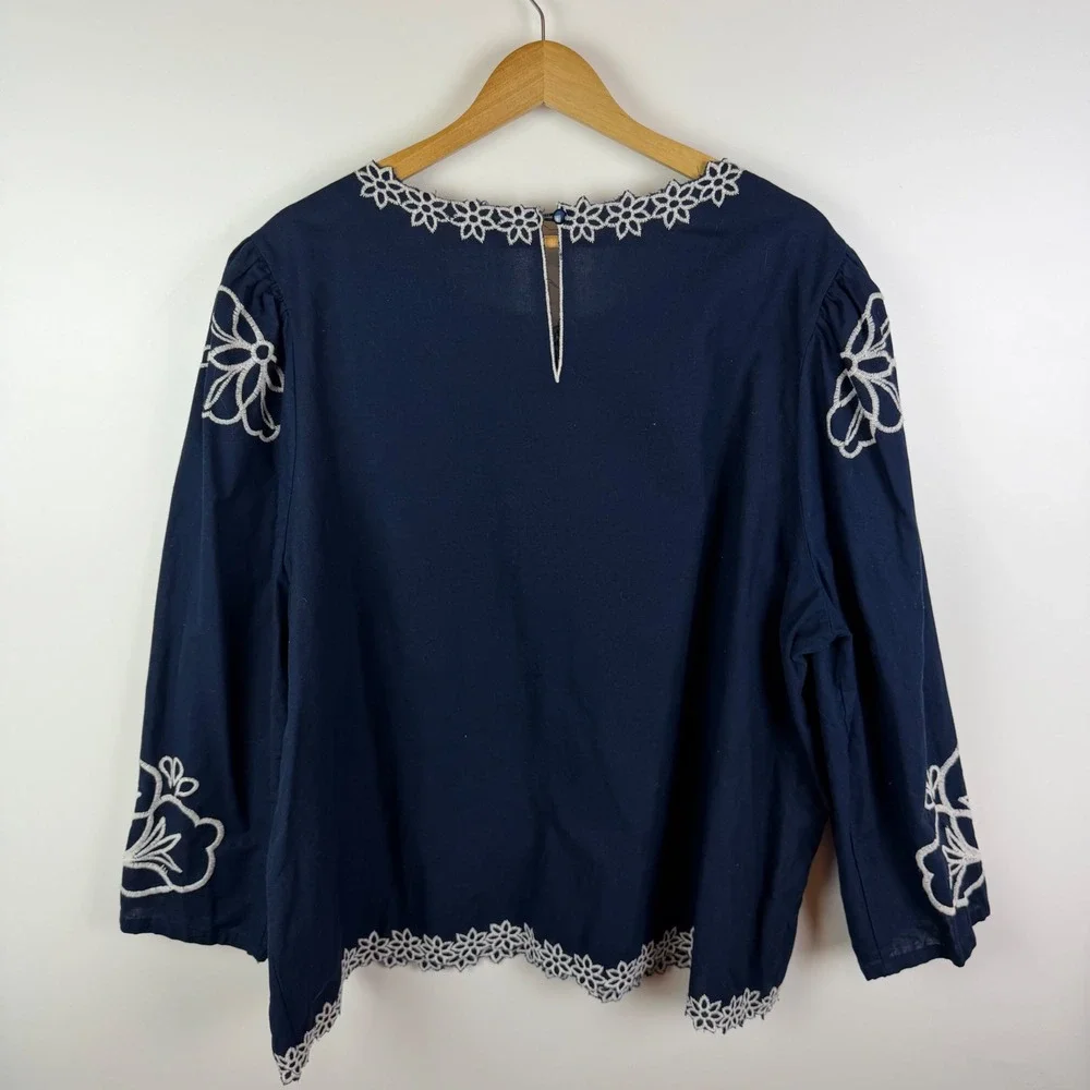 Cato Floral Embroidered Boho Blouse Size 22/24W Navy Cotton Ramie Cottage Chic - Picture 4 of 9